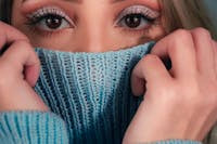 chica timida tapandose parte de la cara