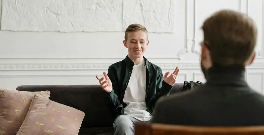 persona tomando una sesión de terapia individual en gudalajara se encuentra feliz con su proceso