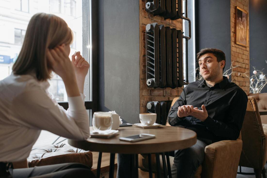 Pareja comunicandose en calma sobre la separación de pareja