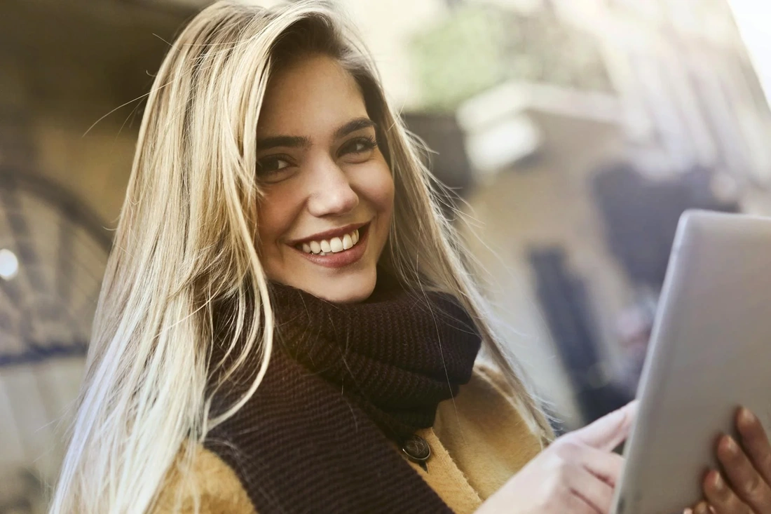 mujer sonriendo con una buena autoestima