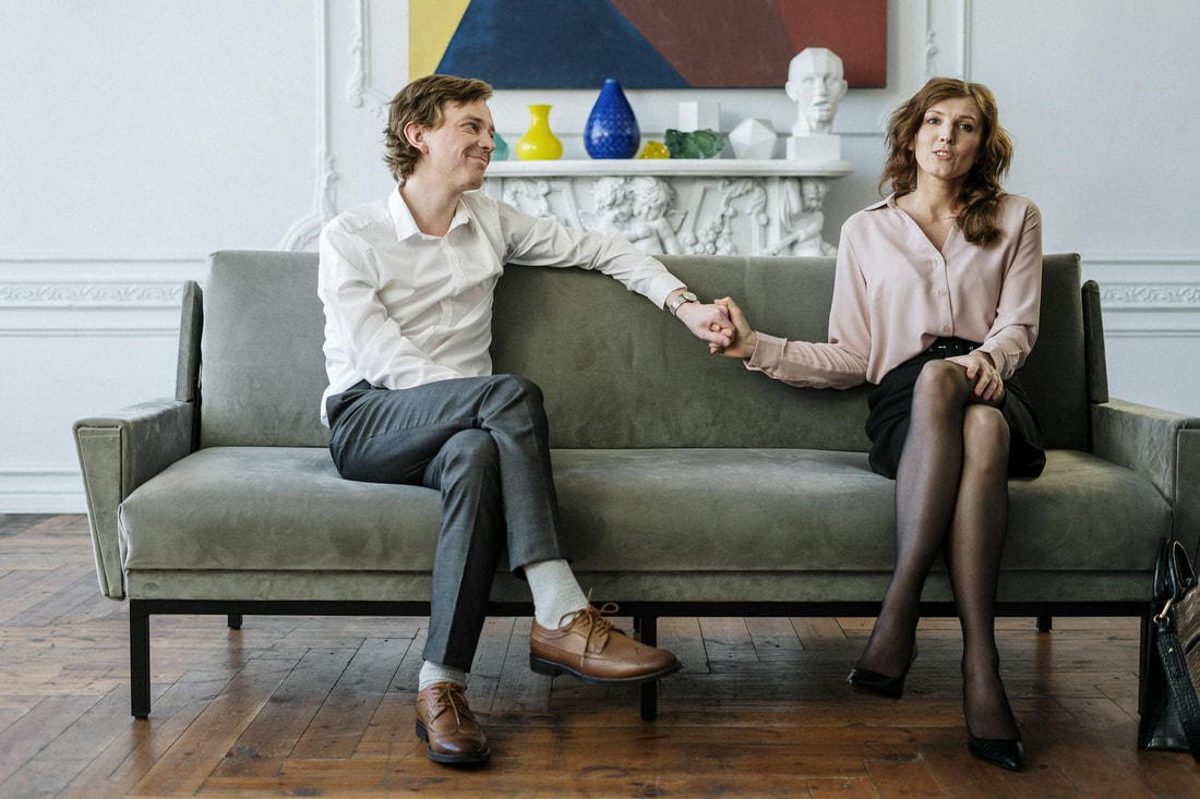 Pareja feliz despues de una sesión de terapia de pareja en TerapiSer