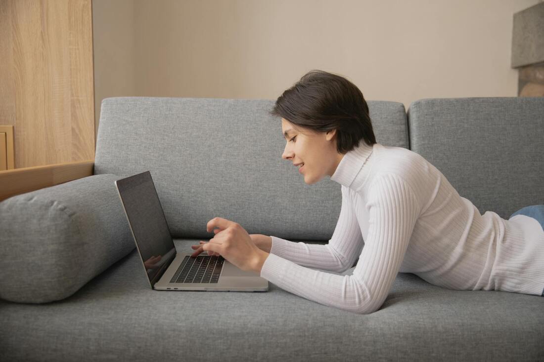 mujer joven en una sesión de terapia online con TerapiSer