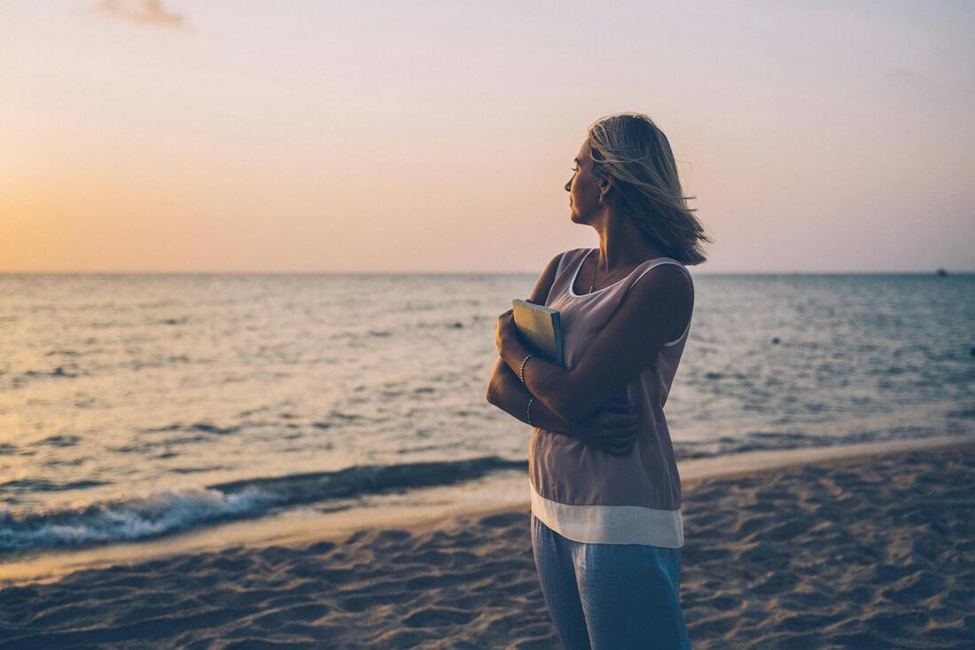 Mujer en calma y rreflexión despues de una separación de pareja