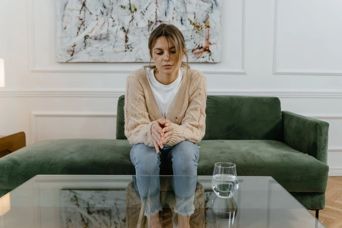 Mujer joven en una sesión de terapia individual por problemas emocionales en TerapiSer