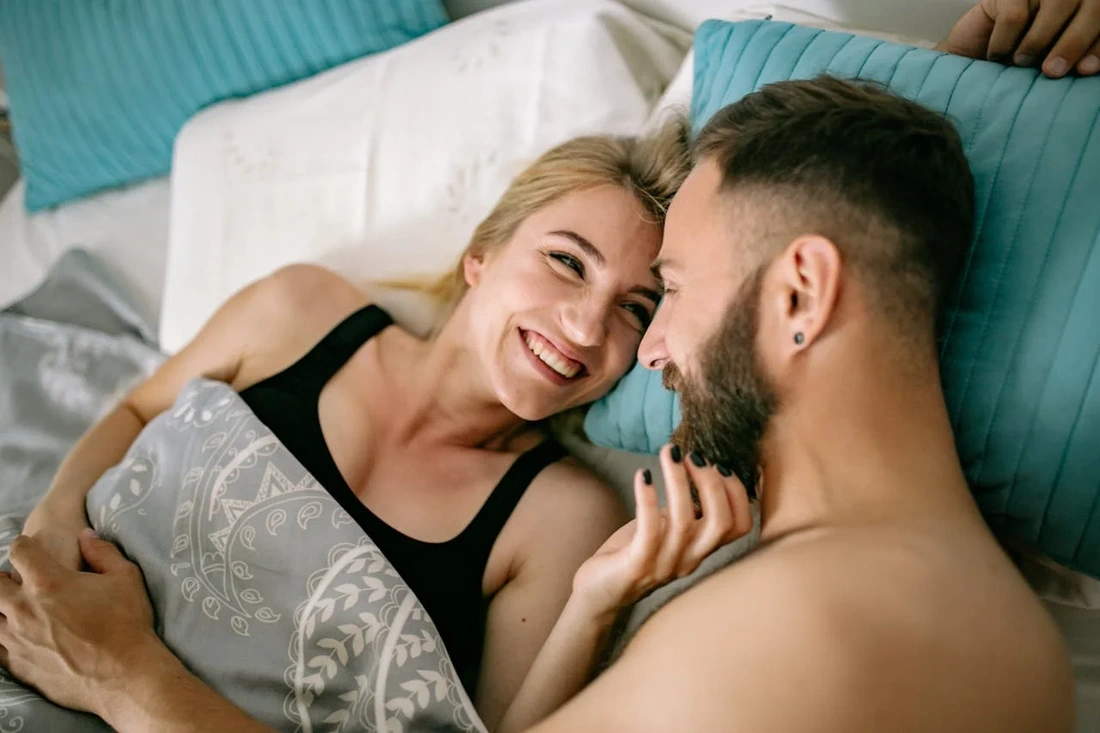Pareja feliz despues de una sesión de terapia sexual en TerapiSer